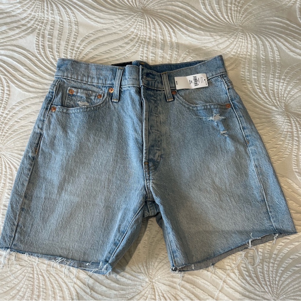 NWT- GAP SHORTS-  6" High Rise Cheeky Midi
Size: 26 Regular Petite